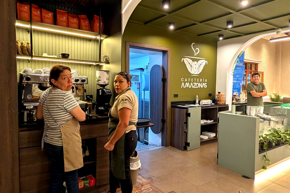 Barra de café con personal y café Vélez de especialidad